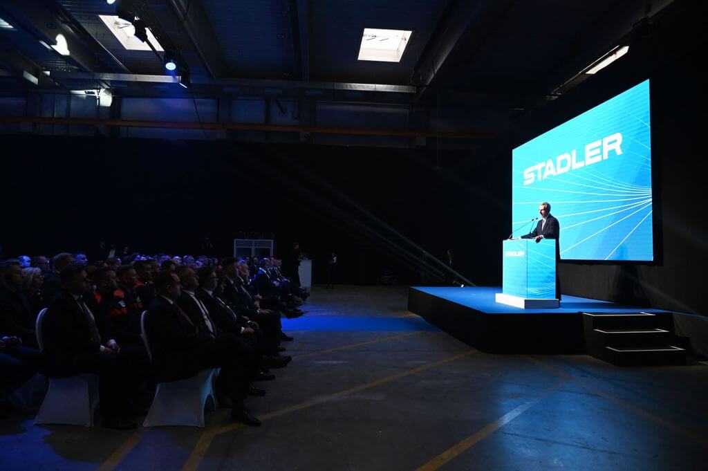 Új korszak a GYSEV-nél: megérkezett az első IC motorvonat kocsiszekrénye