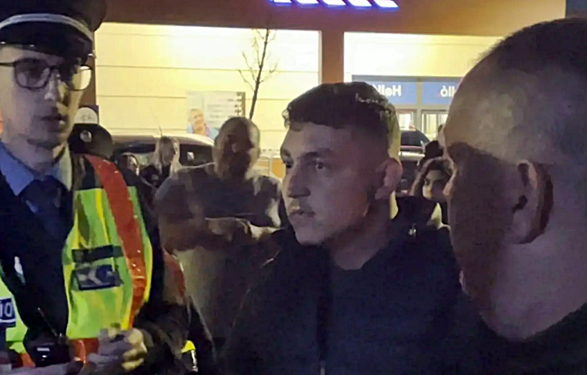 Hordákba verődött cigányok fenyegetőztek