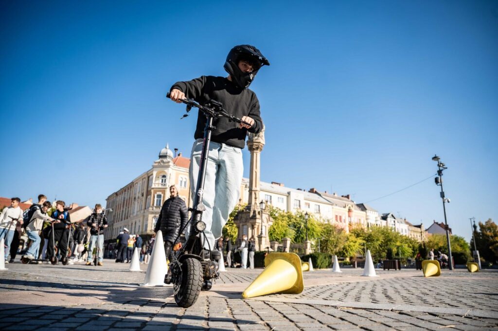 Ne csak gurulj, figyelj is! – Rendőrségi e-roller napot tartottak a szombathelyi főtéren Fotó: Savariafórum